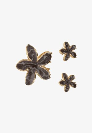 Orecchini floreali neri e spilla con accenti dorati, caratterizzati da un design testurizzato e finitura liscia. Il set include una spilla grande e due orecchini più piccoli.