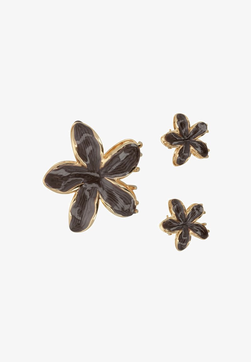 Orecchini floreali neri e spilla con accenti dorati, caratterizzati da un design testurizzato e finitura liscia. Il set include una spilla grande e due orecchini più piccoli.