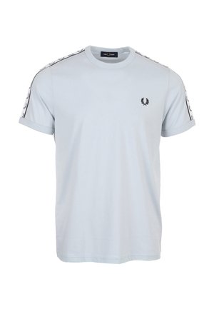 Lichtblauw T-shirt met korte mouwen met zwart logo op de borst en merkband langs de schouders en mouwen.