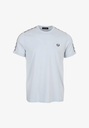 Lichtblauw T-shirt met korte mouwen met zwart logo op de borst en merkband langs de schouders en mouwen.