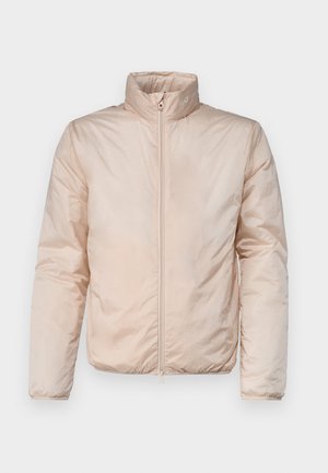 Doudoune beige clair avec col montant et fermeture éclair devant, manches longues et logo EA7 discret sur le col.