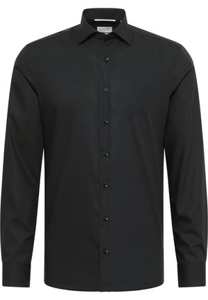 Chemise noire à manches longues en tissu lisse, dotée d'un col classique, d'une fermeture à boutons sur toute la longueur et de poignets à boutons, avec une coupe ajustée.
