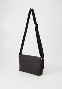 Lacoste MESSENGER BAG MEN CLASSIC - Keresztpántos táska - noir