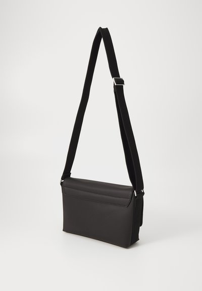 Lacoste MESSENGER BAG MEN CLASSIC - Sac bandoulière - noir