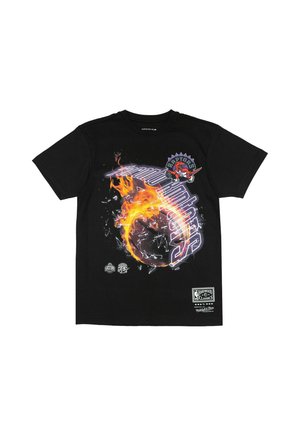 Schwarzes T-Shirt mit kurzen Ärmeln, das ein Grafikdesign mit Flammen und einem Basketball zeigt, mit dem Raptors-Logo und stilisiertem Text in Lila und Weiß.