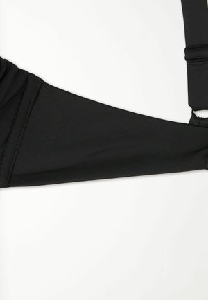Schwarzer Stoff-Bikini-Oberteil mit einem strukturierten Design, ausgestattet mit einem breiten Band und verstellbaren Trägern für einen sicheren Sitz.