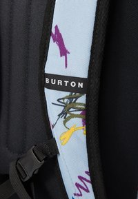 Juodas kuprinės diržas, pasižymintis šviesiai mėlyna medžiaga su spalvingais abstrakčiais raštais, pažymėtas "Burton" logotipu ir saugiu sagtimi.