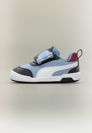 Detská teniska v modrej, čiernej, bielej a červenej farbe s pásikom na suchý zips v tvare auta a bielym logom Puma na boku.
