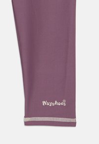 Violet leggingai, pagaminti iš lygaus audinio, su tekstūruotu paviršiumi ir balta siūlė. Prekės ženklas "Playshoes" spausdintas balta spalva ant apačios.
