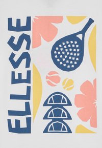 Balts kokvilnas T-krekls ar krāsainu grafisko dizainu, kurā ir zils teksts "ELLESSE", tenisa rakete, divi tenisa bumbiņas un ziedu motīvi rozā un dzeltenā krāsā.