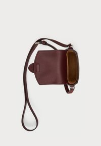 Burgunderfarbene Ledertasche zum Umhängen mit glattem Äußeren, offenem Oberteil und weichem, hellbraunem Innenraum. Sie verfügt über einen schmalen Schultergurt und einen abgerundeten Klappenverschluss.