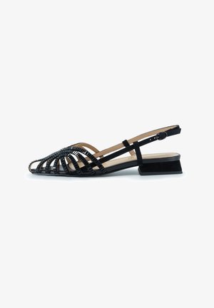 Schwarze Slingback-Sandale mit einem geflochtenen Obermaterial und Ausschnitten, einem niedrigen Blockabsatz und einem verstellbaren Knöchelriemen für einen sicheren Sitz.