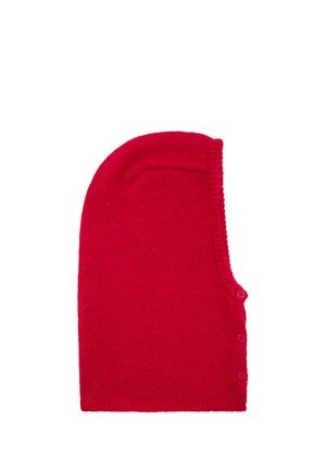 Cagoule rouge en tricot avec trois boutons sur un côté, conçue pour couvrir la tête et le cou, sur fond blanc.