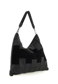 Borsa a sella nera realizzata in pelle con pannelli in suede, caratterizzata da una forma morbida, tracolla regolabile e texture a contrasto. Chiusura con zip.