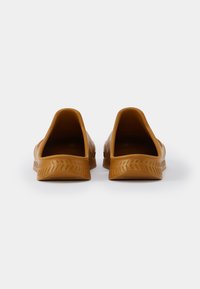 BOSS TITANIUM UNISEX - Mulas - dark yellow