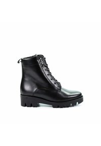 Czarne skórzane botki za kostkę z sznurowaniem z przodu, okrągłym noskiem i teksturowaną gumową podeszwą. Posiadają pętelkę z tyłu.