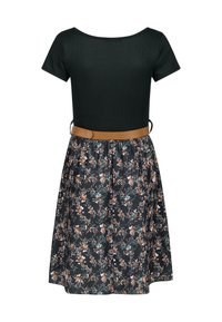Haut noir à côtes avec des manches courtes, ceinture marron et jupe à motifs floraux dans des tons sombres avec des accents roses et bleus.