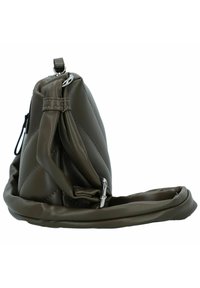Quilted olivgrüne Leder-Schultertasche mit glatter Textur, einem gedrehten Riemen und silbernen Hardware-Akzenten. Kompakte, dreieckige Form.