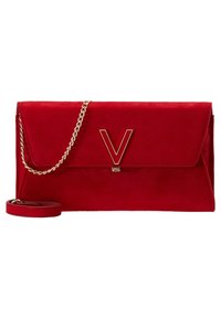 Punainen mokkanahkainen clutch-käsilaukku, jossa on kultainen ketjuhihna ja etuosassa näkyvä suuri kultainen kirjain "V", suljetaan läpällä.