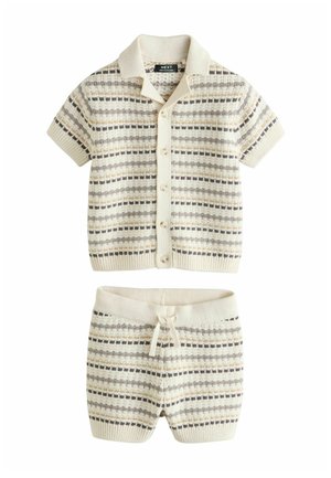 Kinderkleidungsset aus cremefarbenem Strick mit kurzärmligem Hemd mit Knöpfen und passenden Shorts, mit gestreiftem Muster in Braun und gelben Akzenten.