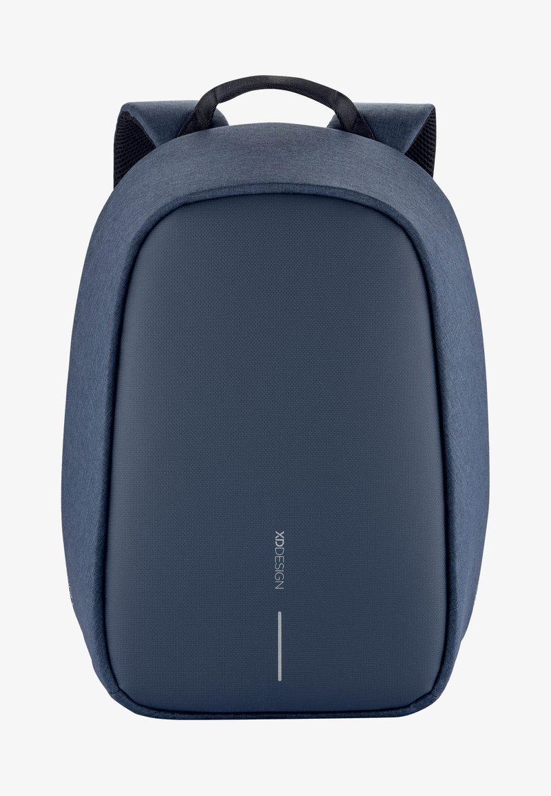 Marineblauer Rucksack mit einem eleganten, abgerundeten Design. Aus strukturiertem Stoff mit einer glatten Vorderseite gefertigt. Verfügt über einen oberen Tragegriff und gepolsterte Riemen.