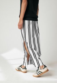 Next COLUMN - REGULAR FIT - Maksihame - black white
