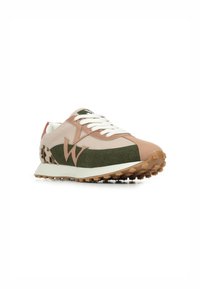 Baskets de sport avec un mélange de matériaux roses, verts et blancs, en tissu texturé, avec un motif sur le talon et une semelle extérieure texturée.