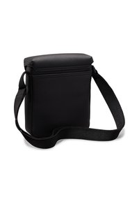 Bolsa mensajera de cuero negro con superficie texturizada, forma rectangular y correa de tela ajustable. Cuenta con un cierre de cremallera en la parte superior.