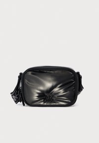 Μαύρη τσάντα χιαστί με γυαλιστερό φινίρισμα, ορθογώνιο σχήμα, κλείσιμο με φερμουάρ και ανάγλυφο λογότυπο "MK" στο μπροστινό μέρος. Περιλαμβάνεται ρυθμιζόμενος ιμάντας.