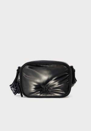 Geantă neagră de tip crossbody cu finisaj lucios, formă dreptunghiulară, închidere cu fermoar și logo "MK" embosat pe față. Curea ajustabilă inclusă.