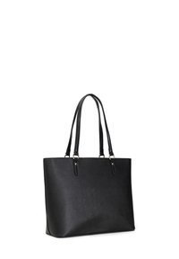 Borsa a tote nera realizzata in materiale sintetico testurizzato, con due manici lunghi e sottili accenti in metallo dorato. Forma quadrata, design minimalista.