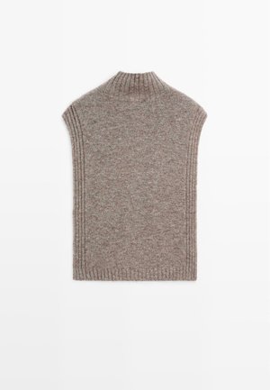 Strikket, ærmeløs top i en blød taupe farve med høj krave og ribbet detaljering langs siderne. Glat tekstur og enkelt design.