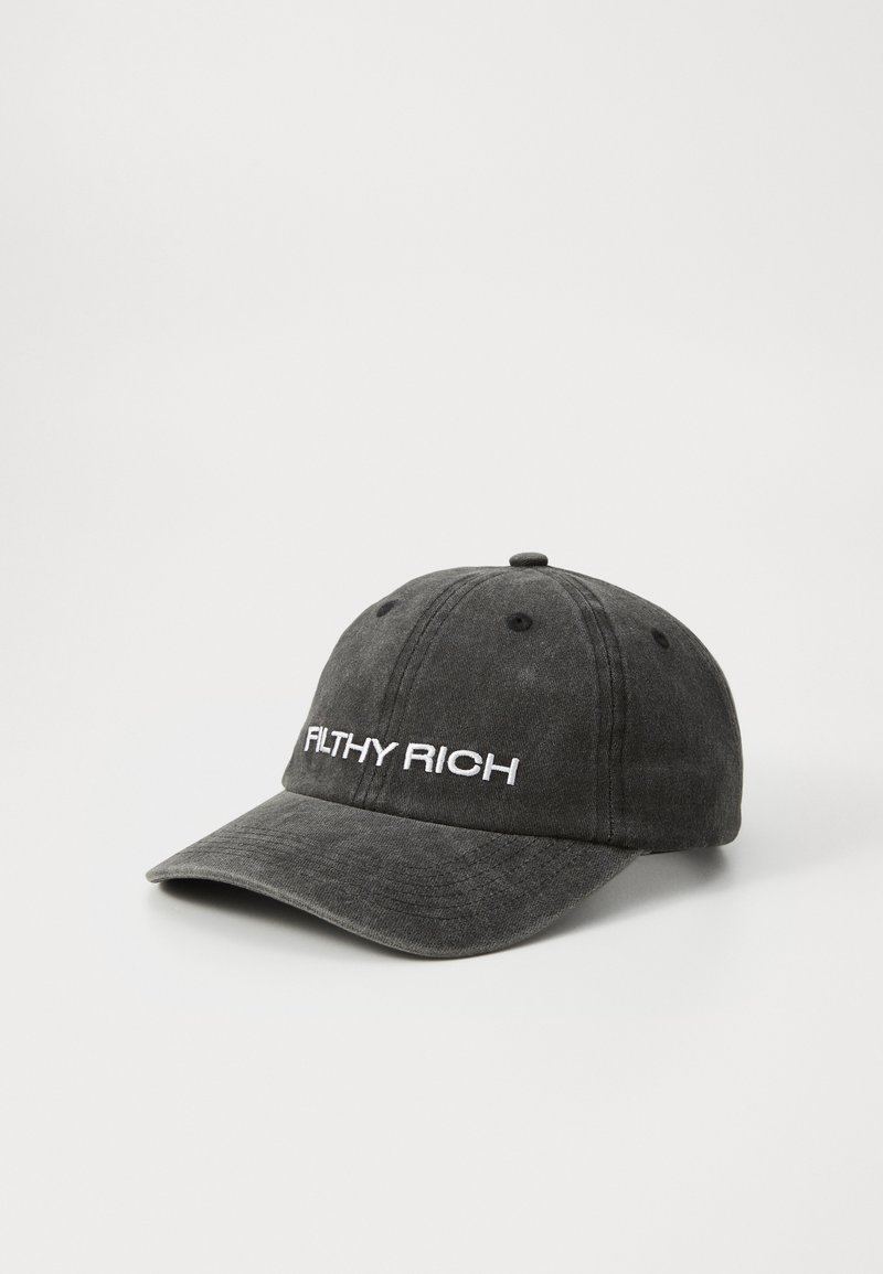 Sötét szürke pamut twill baseballsapka, fehér "FILTHY RICH" felirattal hímezve, ívelt karimával és hatpaneles dizájnnal, szellőző lyukakkal.