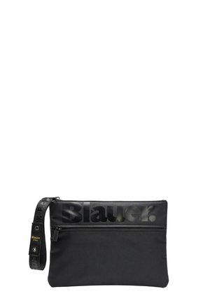 Borsellino rettangolare nero con cerniera superiore, tasca frontale con cerniera e logo "Blauer" sulla parte superiore frontale.