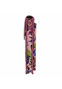 Blumenmuster-Tasche mit einem pinken Stoffkörper und lila Lederbesatz. Verfügt über einen seitlichen Verschlussriemen und goldene Hardware-Details.