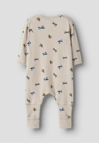 Une combinaison pour bébé beige à manches longues et jambes passantes, ornée de motifs d'avions et d'animaux éparpillés en bleu et marron. Tissu en coton doux.
