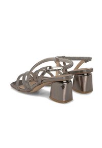 Zilveren sandalen met open tenen en strap, met blokhak, glinsterende banden, enkelgesp en een glanzende metallic afwerking op de hielen en de randen van de zool.