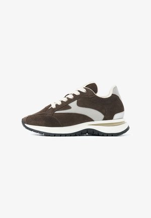 Bruine suède sneaker met gaasaccenten, witte veters en een dikke witte tussenzool. Voorzien van een gestructureerde rubberen buitenzool voor grip.