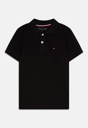 Sort polo t-shirt med korte ærmer, to knapper og lille rød, hvid og blå logo på venstre bryst.
