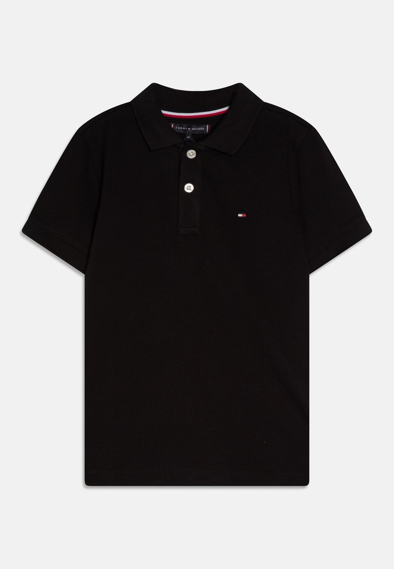Polo noir à manches courtes avec deux boutons et petit logo rouge, blanc et bleu sur la poitrine gauche.