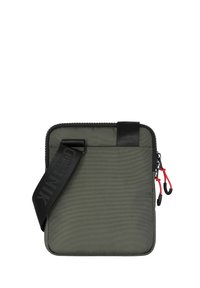 Prostokątna zielona torba z nylonu z czarnym regulowanym paskiem, zapięciem na zamek i czerwonymi akcentami. Posiada teksturowaną powierzchnię oraz logo na pasku.