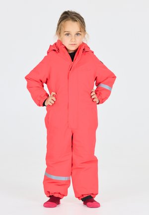 Helle pinke isolierte Schneejacke mit durchgehendem Reißverschluss, Kapuze und elastischen Bündchen. Reflexionselemente an den Ärmeln. Verfügt über zwei Fronttaschen.