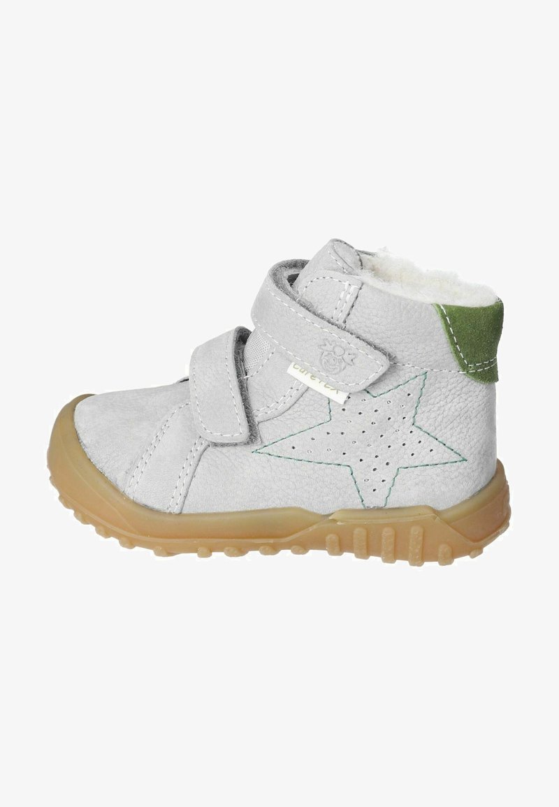 Bota de cuero gris claro con acentos verdes, dos tiras de Velcro, diseño de estrella perforada y suela de goma flexible. Interior forrado con forro polar.