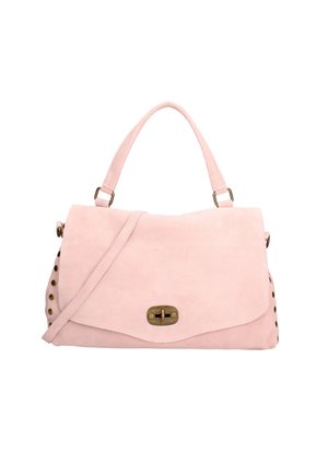 Sac à main en suède rose avec une fermeture à rabat, des accessoires en or et des clous sur les côtés. Dispose d'une poignée supérieure et d'une bandoulière réglable.