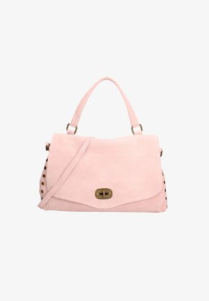 Roze suède handtas met een klep-sluiting, gouden hardware en zijstuds. Voorzien van een handvat aan de bovenkant en een verstelbare schouderriem.