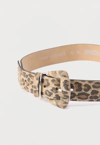 Ceinture à imprimé léopard en tissu texturé avec une boucle en métal argenté, dotée de trous perforés et d'une surface intérieure lisse.