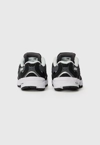 New Balance 530 UNISEX - Sneaker low - black