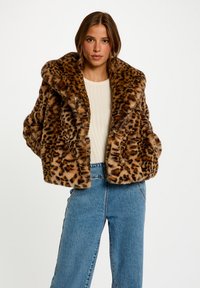Giacca in pelliccia sintetica con stampa leopardata, colletto ampio, vestibilità oversize e tasche laterali. Caratterizzata da una texture morbida in tonalità calde di marrone e nero.