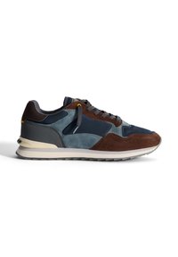 Zapatillas de hombre en ante azul, marrón y gris con un acento de cuero suave, que cuentan con una suela acolchada y texturas contrastantes.
