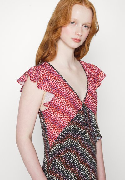 Vestido floral com mangas bufantes, apresentando um decote em V, nas cores vermelho, rosa e preto, com padrões e texturas contrastantes.